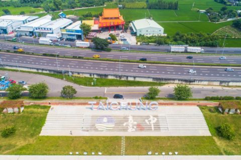 台中包車旅遊行程推薦"筏子溪➠彩虹眷村➠勤美商圈"